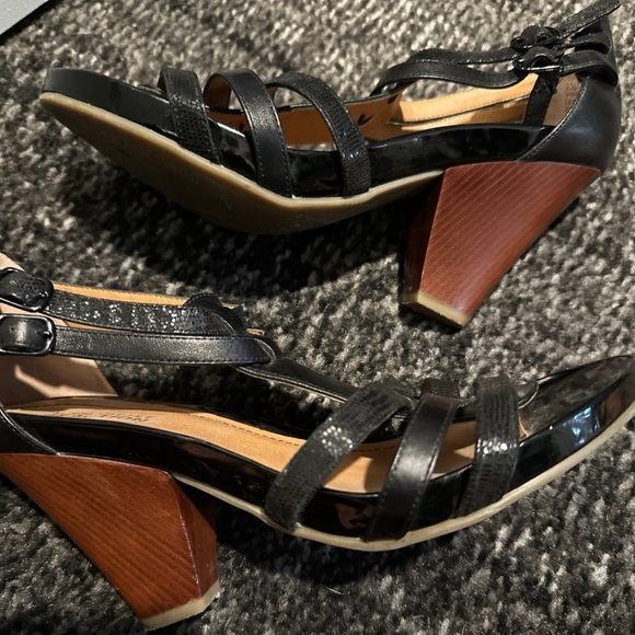 KENNETH COLE REACTION "Pine Language" 7.5 Black Strappy Brown Wood Heels Shoes. - Picture 4 of 11